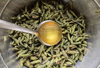 小米椒蒜苔蒸炒楮桃穗的做法步骤：4