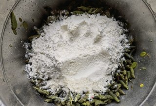 小米椒蒜苔蒸炒楮桃穗的做法步骤：5
