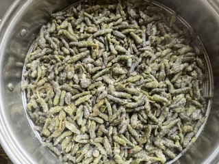小米椒蒜苔蒸炒楮桃穗的做法步骤：8