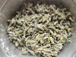 小米椒蒜苔蒸炒楮桃穗的做法步骤：9