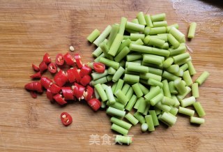 小米椒蒜苔蒸炒楮桃穗的做法步骤：11