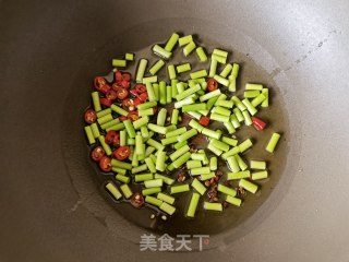 小米椒蒜苔蒸炒楮桃穗的做法步骤：12