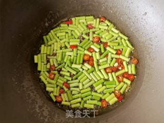 小米椒蒜苔蒸炒楮桃穗的做法步骤：13