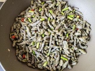 小米椒蒜苔蒸炒楮桃穗的做法步骤：15