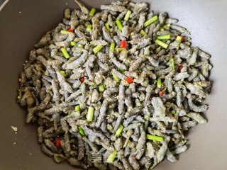 小米椒蒜苔蒸炒楮桃穗的做法步骤：16