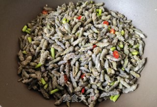 小米椒蒜苔蒸炒楮桃穗的做法步骤：17