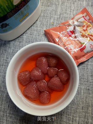 草莓酸奶早餐麦的做法步骤：1