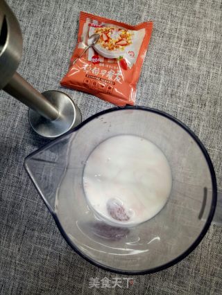 草莓酸奶早餐麦的做法步骤：2