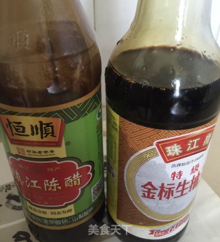 当黄瓜爱上蒜苔的做法步骤：1