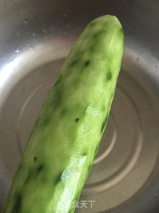 当黄瓜爱上蒜苔的做法步骤：2
