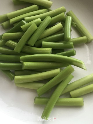 当黄瓜爱上蒜苔的做法步骤：3