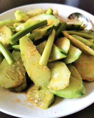 当黄瓜爱上蒜苔的做法步骤：8