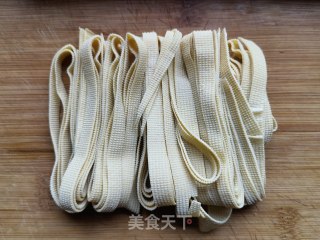 排骨汤土豆粉的做法步骤：2