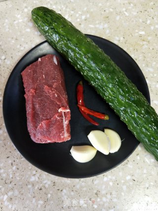牛肉炒黄瓜的做法步骤：1