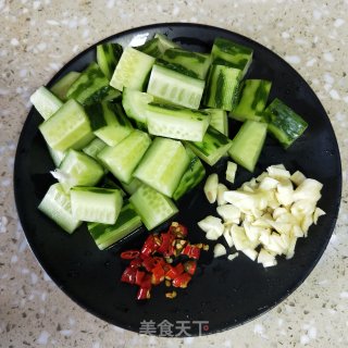 牛肉炒黄瓜的做法步骤：2