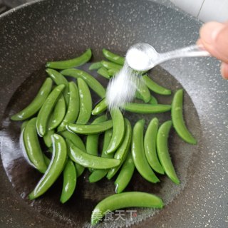 腊猪舌炒甜豆的做法步骤：4