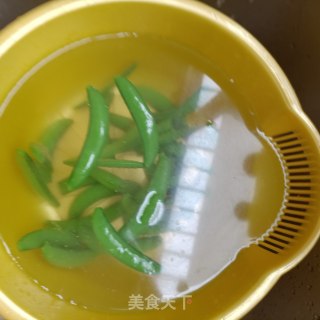 腊猪舌炒甜豆的做法步骤：6
