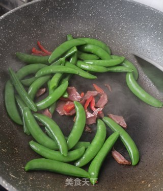 腊猪舌炒甜豆的做法步骤：15