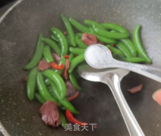腊猪舌炒甜豆的做法步骤：16