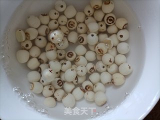 莲子猪心汤的做法步骤：2