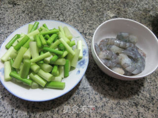 虾仁炒蒜薹的做法步骤：1