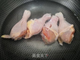 红焖鸡腿的做法步骤：1