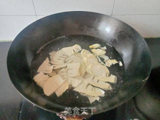 腊肉炒春笋的做法步骤：2