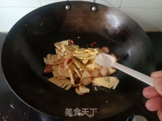 腊肉炒春笋的做法步骤：8