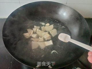 春笋胡萝卜烧肉的做法步骤：2