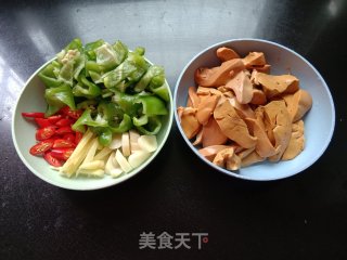 青椒炒鸡肝的做法步骤：1