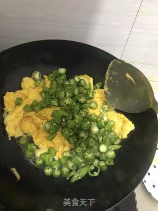 杭椒炒鸡蛋的做法步骤：2