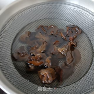 鸡肝木耳炒养心菜的做法步骤：5
