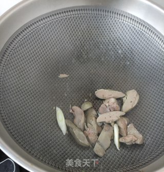 鸡肝木耳炒养心菜的做法步骤：11