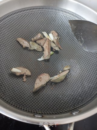 鸡肝木耳炒养心菜的做法步骤：13