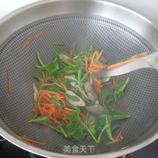 鸡肝木耳炒养心菜的做法步骤：15