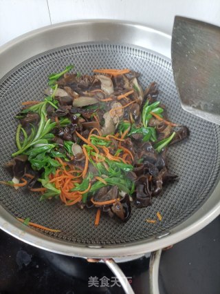 鸡肝木耳炒养心菜的做法步骤：16