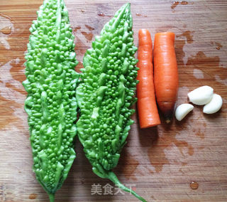 胡萝卜炒苦瓜的做法步骤：1