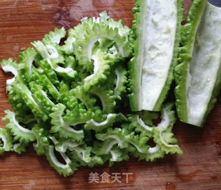 胡萝卜炒苦瓜的做法步骤：3