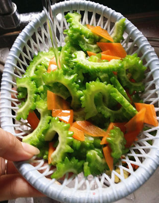 胡萝卜炒苦瓜的做法步骤：7