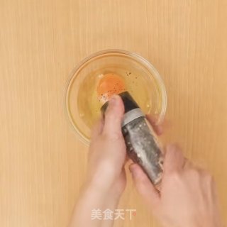 平底锅简单做芝士鸡蛋吐司卷的做法步骤：1