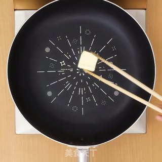 平底锅简单做芝士鸡蛋吐司卷的做法步骤：2