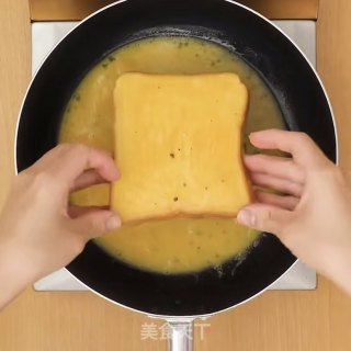 平底锅简单做芝士鸡蛋吐司卷的做法步骤：3