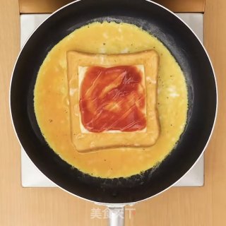 平底锅简单做芝士鸡蛋吐司卷的做法步骤：4