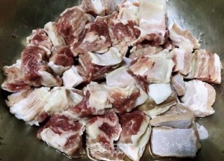 西红柿土豆青菜炖牛肉的做法步骤：1