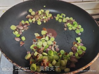 叉烧大蒜苗炒饭的做法步骤：2