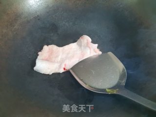 红辣椒香菜炒卤猪皮的做法步骤：1