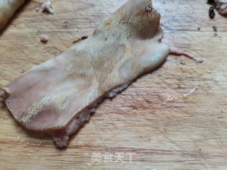 红辣椒香菜炒卤猪皮的做法步骤：2