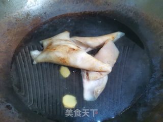 红辣椒香菜炒卤猪皮的做法步骤：3