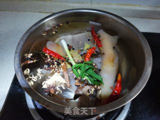 红辣椒香菜炒卤猪皮的做法步骤：4