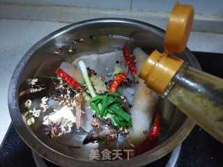 红辣椒香菜炒卤猪皮的做法步骤：5